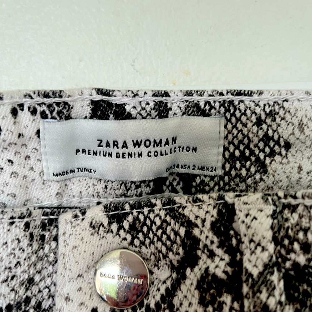 ZARA HIGH WAISTED JEANS STECH SNAKE PATTERN
